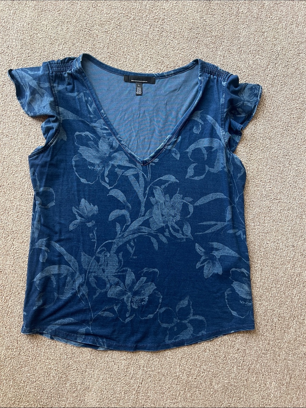 White House Black Market Navy Floral V-Neck Flutter Sleeve Top size large